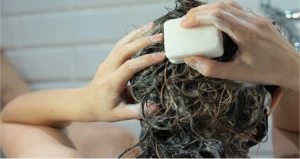 از بین بردن رنگ مو با صابون